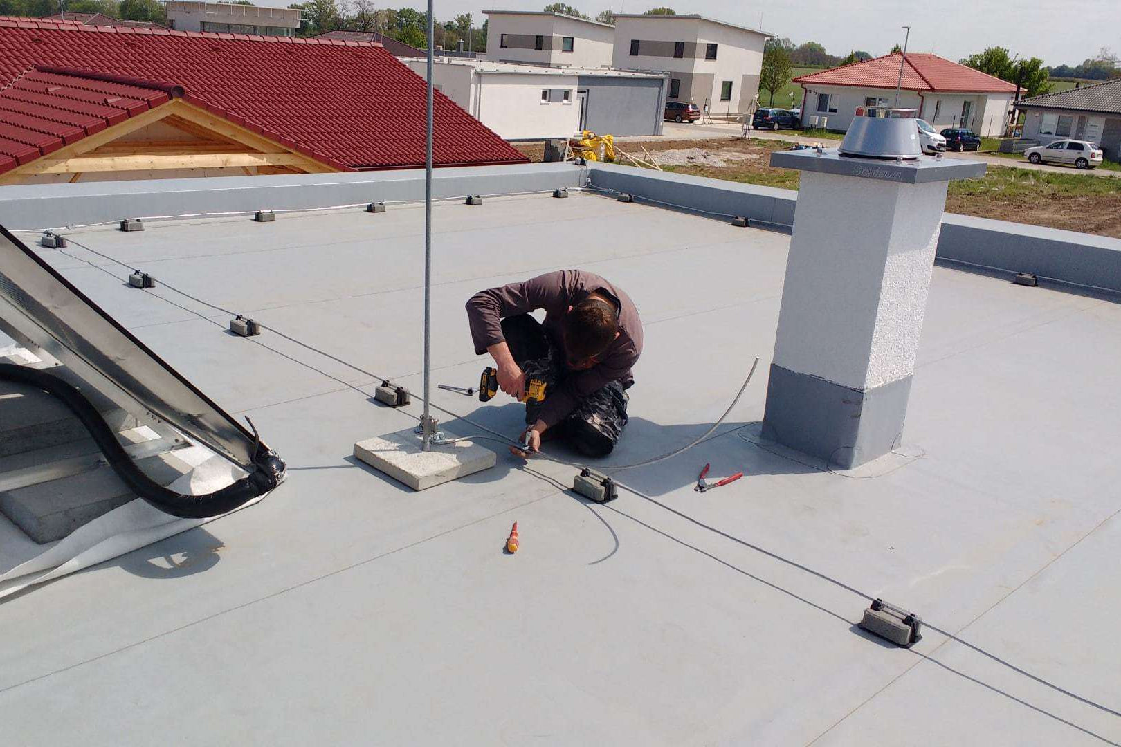 Realizujeme montáž, údržbu a revízie bleskozvodov pre rodinné domy, bytové aj priemyselné objekty. Používame kvalitné materiály a dodržiavame platné technické normy STN.